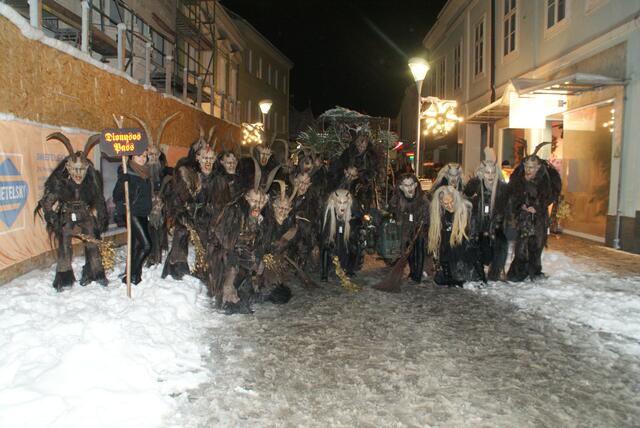 Der ortsansässige Krampusverein trieb die 14 Gruppen durch die Hollabrunner Innenstadt an. | Foto: Marek Kucynski