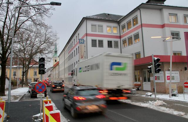 Viele Onlineuser haben bezweifelt, dass diese Ampelanlage kommt. Die zwei Ampeln können jetzt aber nicht mehr geleugnet werden. | Foto: MeinBezirk.at