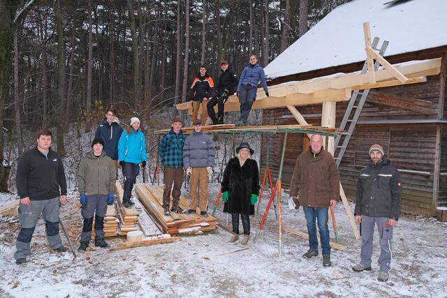 Andreas Stangl, Leo Lindebner und Roswitha Zieger (v.r.) freuen sich mit den Schülerinnen und Schülern der HTL Holzklasse über den raschen Fortgang der Arbeiten für das neue Vordach des Waldklassenzimmers.
 | Foto: Stadtgemeinde Mödling / Boeger
