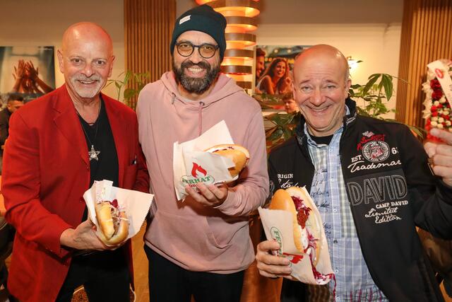 Auch Gary Lux, Gerald Fleischhacker und Andy Lee Lang ließen sich den Döner von "Ferhat" schmecken. | Foto: Conny De Beauclair
