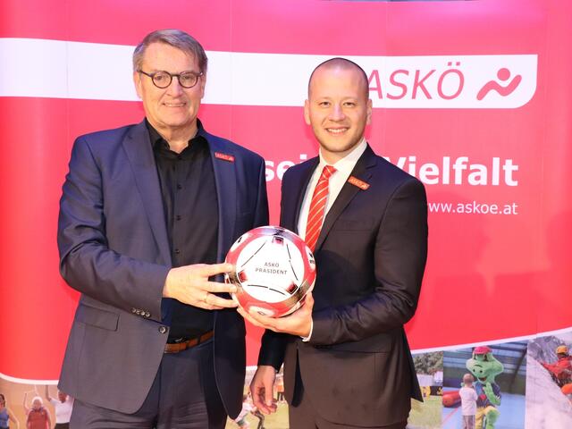 Führungswechsel: Alfred Kollar übergibt den "Präsidenten-Ball" an Maximilian Köllner | Foto: ASKÖ Burgenland