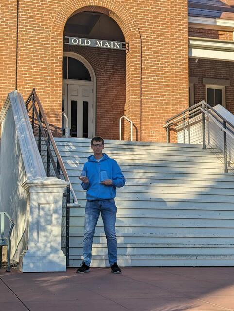 Benjamin Weber mit den Pokalen vor der University of Arizona | Foto: Fotos: Weber