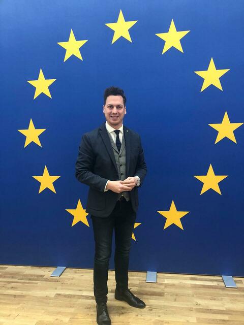 Bernhard Heinreichsberger vor der EU-Flagge. | Foto: zVg