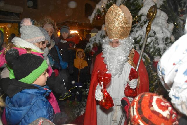 Groß und Klein freuten sich über den Besuch vom Nikolaus.  | Foto: Obermayr