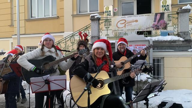 Viele Jahre schon begrüßt Sandra Fakler mit Ihren Schülern und Freunden von Simply-Guitar den Nikolaus in Bad Hall | Foto: Simply-Guitar