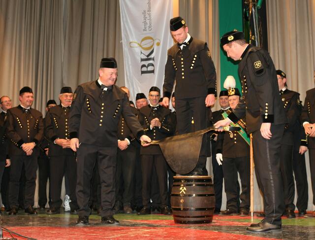 Der Ledersprung von Willi Gabalier, assistiert wude er von Jürgen Holler und Bgm. Jochen Bocksruker.  | Foto: Stadtgemeinde Bärnbach