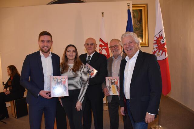 Dominik Mainusch, Nadja Höllwarth, Dr. Heinz Moser, Peter Mader &amp; Jörg Höllwarth bei der Präsentation des neuen Fügener Dorfbuches.  | Foto: Haun