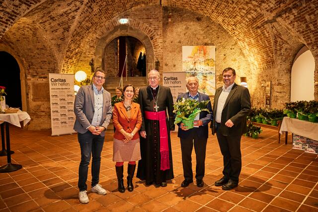 Bei der Ehrung für 20 Jahre Ehrenamt im Stift Melk v.l.n.r. Generalsekretär Christoph Riedl, Bereichsleiterin Familie und Pflege Karin Thallauer, Bischof Alois Schwarz, Norbert Pohl, Caritas-Direktor Hannes Ziselsberger | Foto: Franz Gleiß