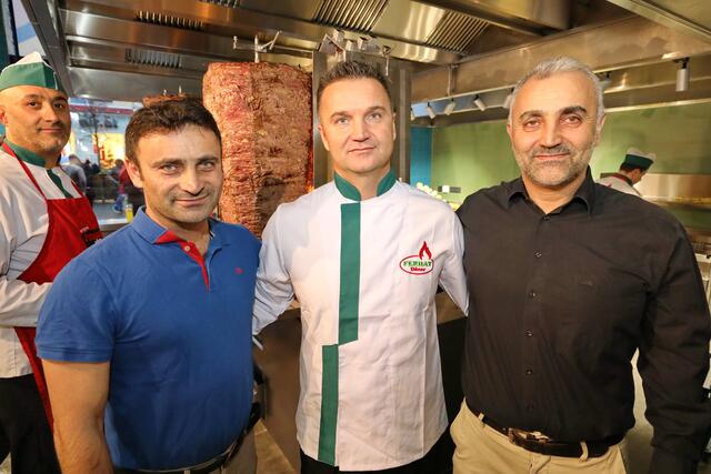 Ferhat Yildirim mit seinen Brüdern Murat und Chetil. | Foto: Conny De Beauclair