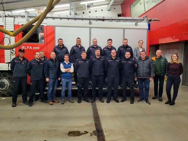 Die Kommandos der FF March, FF Marreith, FF St.Oswald/Freistadt mit Bürgermeister Michael Spörker, Amtsleiter Thomas Zellner, Bezirksfeuerwehrkommandant Thomas Wurmtödter, Peter Maier vom Bezirksfeuerwehrkommando, Naturgefahren-Experte Mathias Laudacher, Klar-Managerin Sonja Hackl und Kristina Mittendorfer von der BH Freistadt. | Foto: KLAR! Mühlviertler Kernland