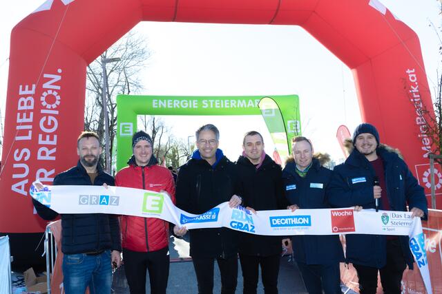 Startaufstellung des Organisations- und Veranstaltungsteams: Christof Assinger (Stadtstrand), Philip Fürstaller (MeinBezirk.at), Stadtrat Kurt Hohensinner, Mario Still (Decathlon), Achim Wippel (Hikimus), Moderator Martin Sykora (v.l.) | Foto: Konstantinov