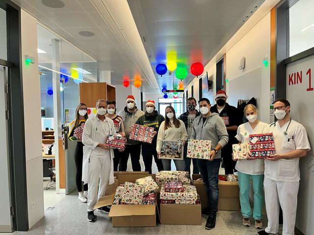 Gesammelt wurde für die jungen Patientinnen und Patienten der Kinderstation am LKH Hochsteiermark, Standort Leoben. Die Übergabe erfolgte am Heiligen Abend.  | Foto: Upper Styrian Rhinos