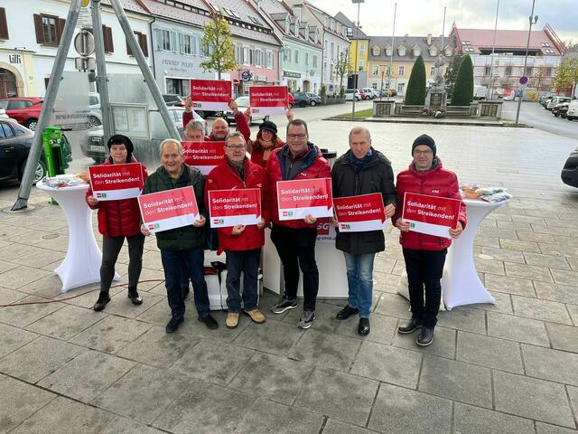 Auch am Hauptplatz von Fehring stellten sich FSG-Funktionärinnen und FSG-Funktionäre rund um AK-Präsident Josef Pesserl (2.v.r.) den Fragen der Menschen. | Foto: FSG Südoststeiermark