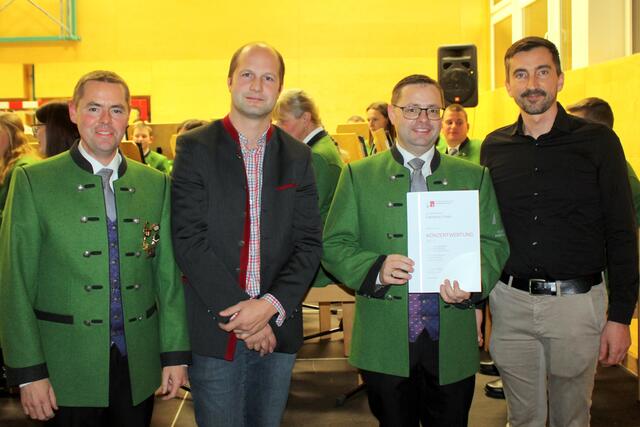 Vereinskonzert Musikverein Pabneukirchen 2023. Überegabe Urkunde Konzertwertung an Kapellmeister Erwin Haderer.  | Foto: Musikverein Pabneukirchen