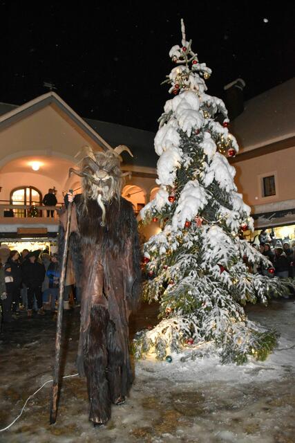 An die 3 m misst der Riesnkrampus der Kremstaler Perchten.  | Foto: Obermayr