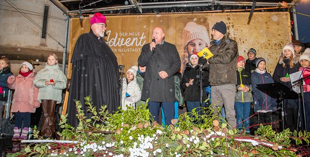 Dompropst Franz Xaver Brandmayr, Erster Vizebürgermeister Abg. z. NR Christian Stocker und Moderator Christian Schützl bei der Eröffnung vom "Advent am Dom". | Foto: Manfred Gartner