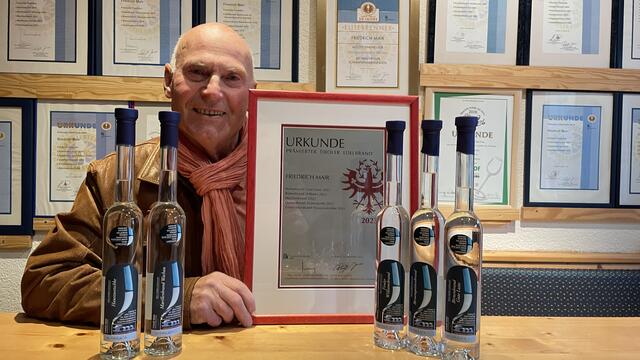Edelbrandsommelier Friedl Mair mit seiner aktuellen Urkunde.