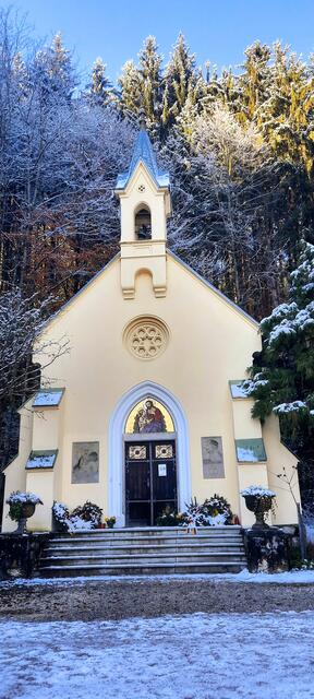 Mit frischem Schnee bedeckt die Kapelle in Warmbad Villach.