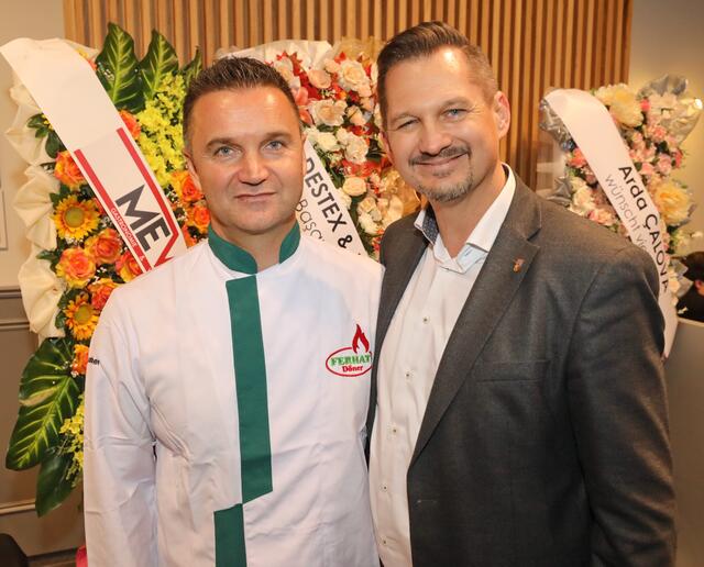 Bezirkschef Marcus Franz (r, SPÖ) gratulierte Ferhat Yildirim zur gelungen Erweiterung auf der Favoritenstraße.  | Foto: Conny De Beauclair