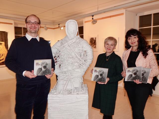 Philipp Odelga vom Stadtmuseum Judenburg, Max Sikoras Gattin Ulrike Kreissl und Gemeinderätin Maria Heibili vom Kulturausschuss.