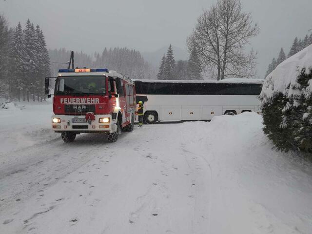 Am Samstag mussten zwei Reisebusse am Niederalpl geborgen werden. | Foto: BFVMZ
