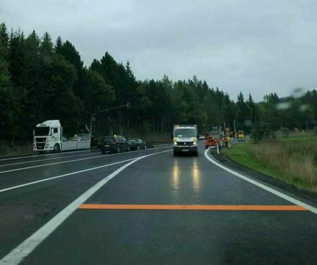 Die Lenkerin kam aus noch ungeklärter Ursache ins Schleudern und prallte in die Betonleitwand. | Foto: Asfinag