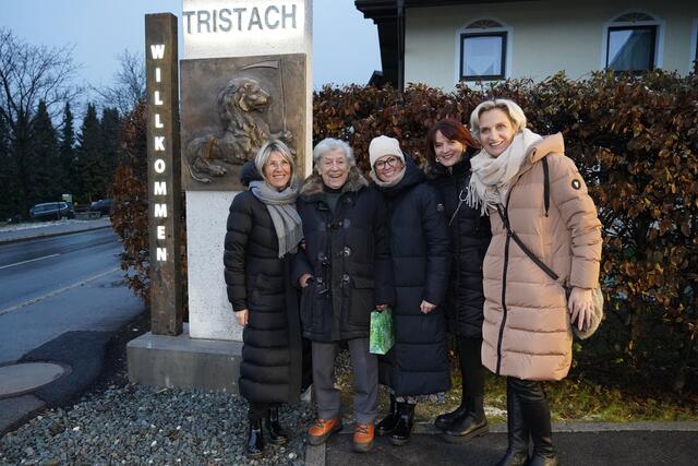 Zahlreiche Gäste kamen zur feierlichen Enthüllung. | Foto: Erwin Palfinger