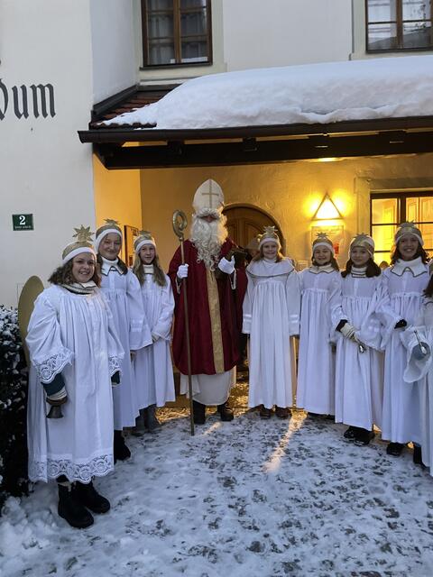 Auch der Nikolaus war wieder zugegen und hatte gleich eine Schar von Engeln mit dabei! | Foto: privat