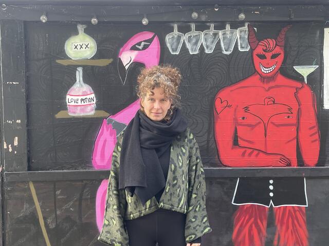 Designerin Katharina Amenitsch: Hier zu sehen mit einer ihrer eigenen Kreationen. | Foto: Kamen Clothing