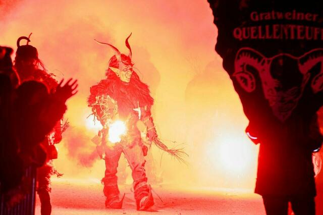 Furcht und Faszination gehören beim Krampuslauf dazu. Die Gruppen wollen aber auch für Sicherheit sorgen, weshalb es klare Hinweise und Anweisungen gibt. | Foto: Christina Kipferling