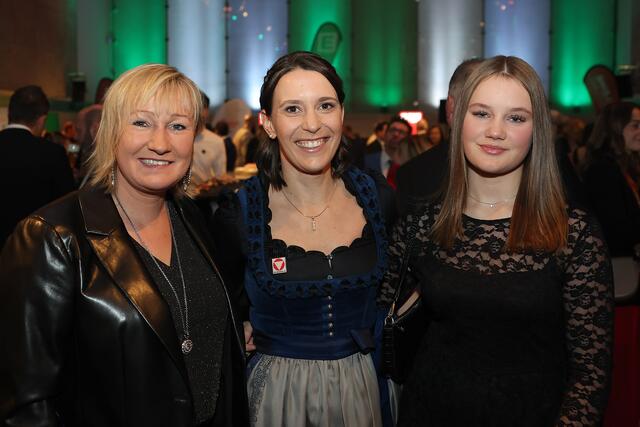 Katrin Ofner mit Wegbegleiterin Renate Götschl und deren Tochter Lara-Sophie.