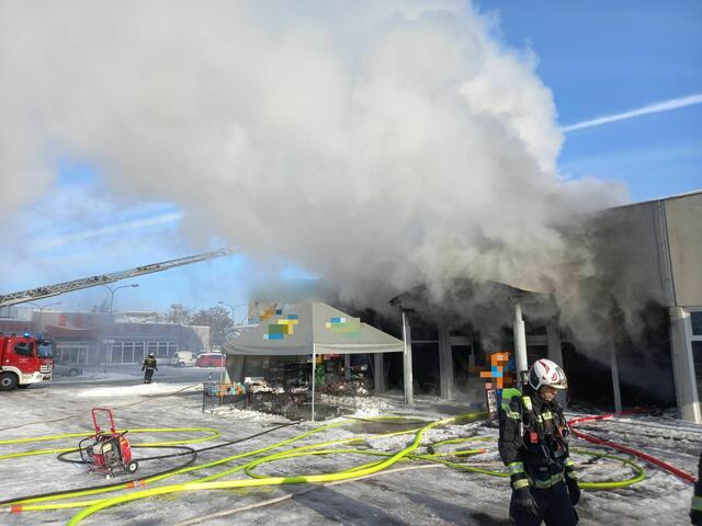 Aufgrund des sehr hohen Kunststoffanteils der Verkaufsgüter kam es zu hoher Brandlast und der Brand breitete sich zu schnell aus. | Foto: Berufsfeuerwehr Wien