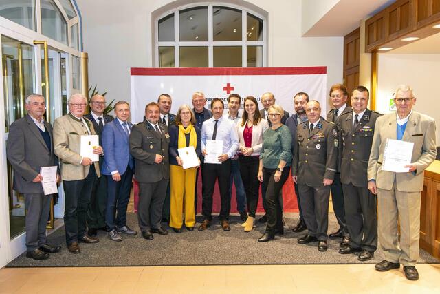 Erwin Höllrigl, Josef Zimmermann, Günter Stöger, Josef Ramharter, Vizepräsident Rotes Kreuz NÖ Hans Ebner, Christian Schleritzko, Christine Pröstling, Ewald Jetschko, Wolfgang Kasses, Günter Jordan, Viktoria Hutter, Ehrenpräsident Willi Sauer, Manuela Herzog, Klaus Bittermann, Christian Hrauda, Erich Pichl, Bernhard Schierer und Franz König-Serych (v.l.) | Foto: Rotes Kreuz Waidhofen