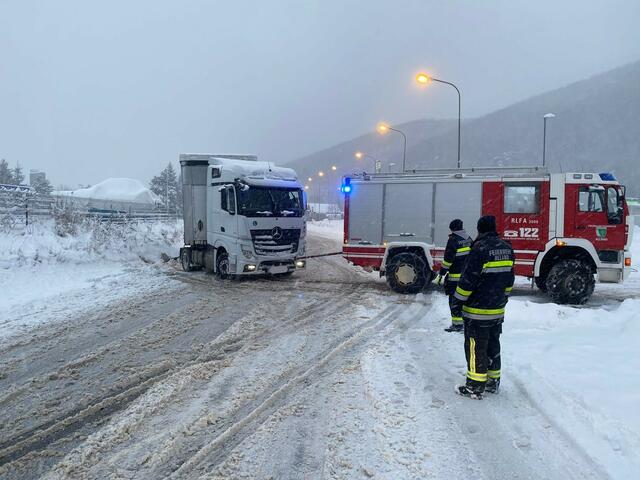 Die winterlichen Fahrverhältnisse waren für viele Fahrzeuge schwierig. Die Feuerwehren räumten auf. | Foto: FF Alland