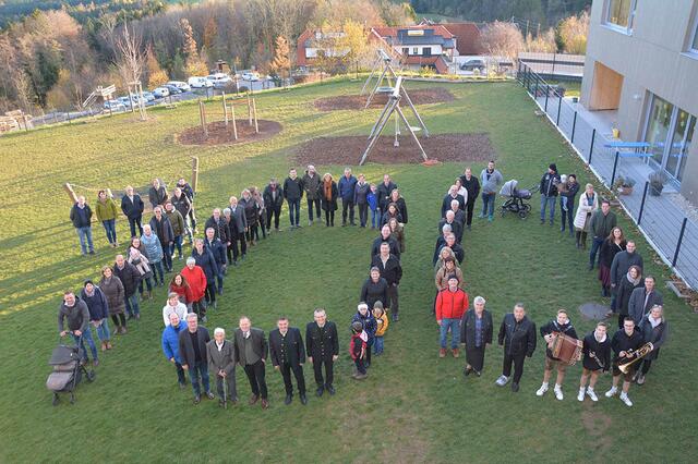 Die Dorfgemeinschaft Leska und der Gemeindevorstand gratulierten in einer "Hunderter-Formation" | Foto: Gemeinde Mortantsch