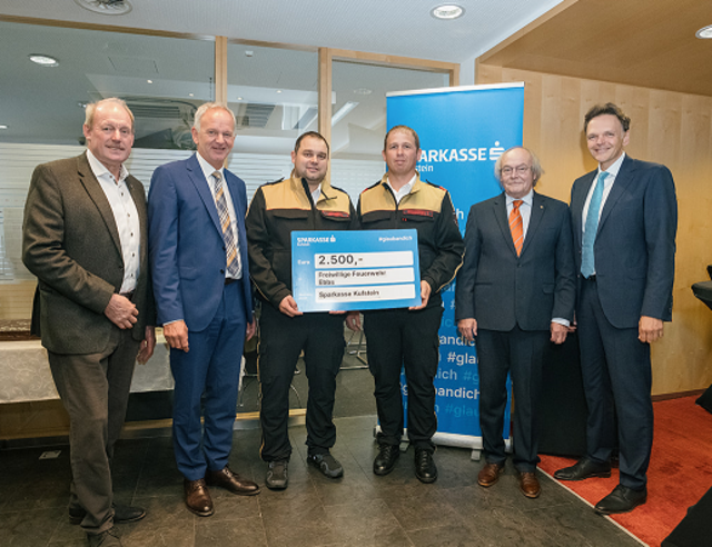 Spendennübergabe anlässlich des Jubiläums der Sparkasse in Ebbs – im Bild (v.l.) Bgm. ÖkR Josef Ritzer, VD Klaus Felderer, FFW-Kdt Michael Leitner, Kdt.-Stv. Thomas Greiderer, Sparkassen-Präsident Siegfried Günther und VD Otto Dialer. | Foto:  Peakmedia/Zwerger