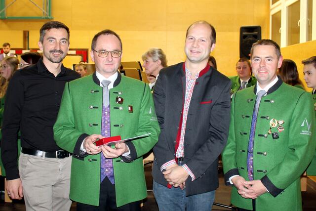 Vereinskonzert Musikverein Pabneukirchen 2023. Ehrung. Ehrung Osskar Lumetsberger | Foto: Musikverein Pabneukirchen