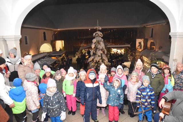 Schiedlberger Kindergarten- und Volksschulkinder eröffneten mit fröhlichen Weihnachtsliedern den Advent im Hof.  | Foto: Obermayr