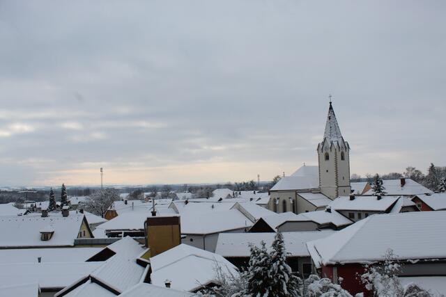 Schneebedeckte Häuser in Saxen.
