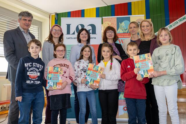 Schulqualitätsmanager Werner Zwickl, Alexandra Wolk, stv. Direktorin von LEA, Volksschuldirektorin Kordula Csukker, Autorin Raffaela Schöbitz, LEA-Projektmanagerin Katja Grafl und Bildungslandesrätin Daniela Winkler mit Schülerinnen und Schülern der VS Am Tabor in Neusiedl am See | Foto: Büro LRin Winkler/ Novak