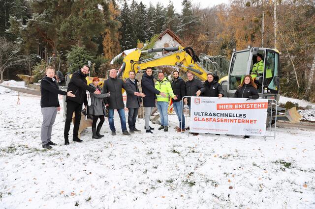 Die Verantwortlichen für den Glasfaserausbau in Greinbach bei einer Baustellenbesichtigung in Penzendorf. | Foto: Alfred Mayer