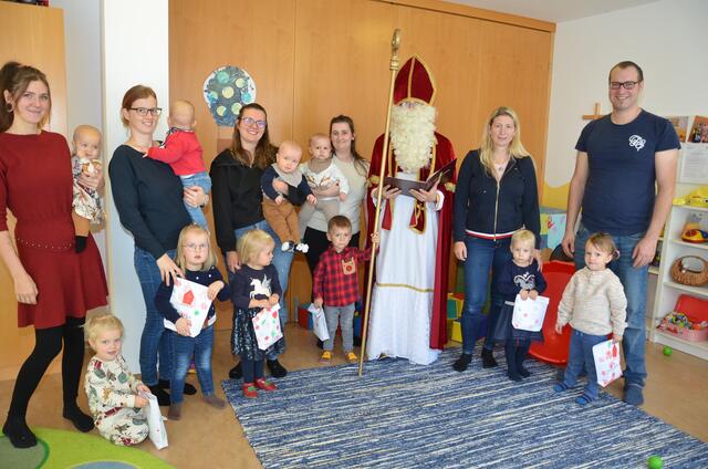 Große Freude herrschte in der Montag-Spielgruppe unter der Leitung von Simone Stadlbauer (dritte von links) über den Besuch des Nikolauses.