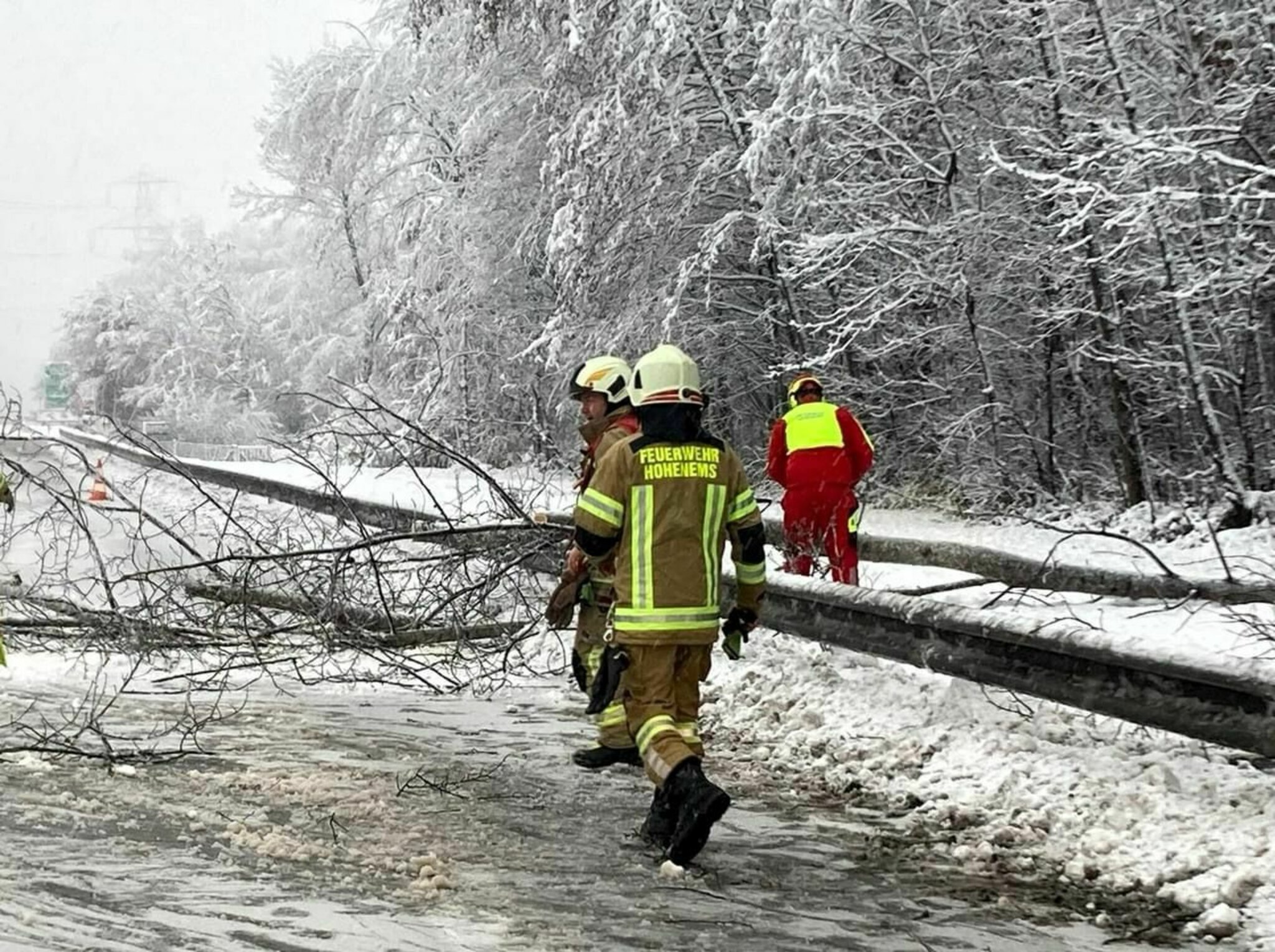 Gefahr beim Spazieren Achtung schwerer Schnee im Ländle Vorarlberg