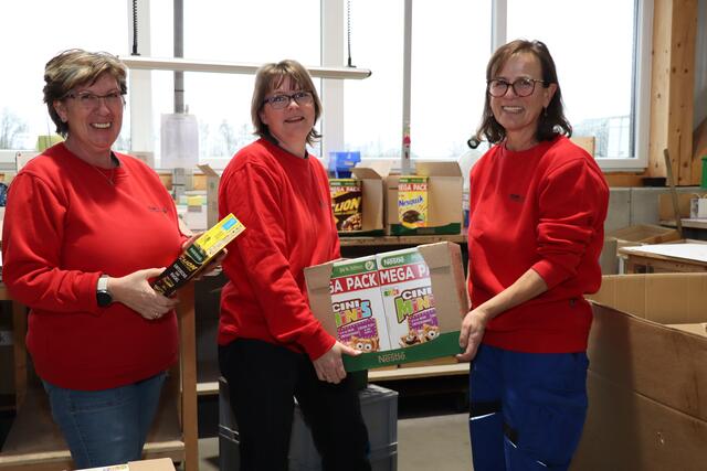 Das integrative Unternehmen Teamwork ist am Standort Ried, den Thomas Stelzer besuchte, auf Holz- und Kunststoffverarbeitung sowie auf Verpackung und Montage spezialisiert. Im Bild: Erna, Yvonne und Zäzilia  | Foto: BRS/Doms
