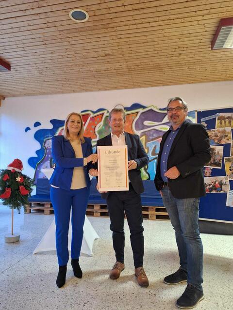 Urkundenverleihung: LR Daniela Winkler, MS Kohfidisch-Dir. Helmut Kainz, Thomas Böhm (Wirtschaftsagentur Burgenland) | Foto: Naturpark Weinidylle