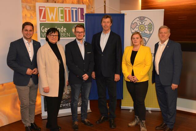 Günter Liebel (4. v.l.) erklärte die Entstehung und Besonderheiten der Europäischen Union, mit im Bild: Nationalratsabgeordneter Lukas Brandweiner, Vizebürgermeister Andrea Wiesmüller, die EU-Gemeinderäte Florian Bauer und Sandra Krecek sowie Vizebürgermeister Günter Prinz (Schweiggers). (v.l.) | Foto: Stadtgemeinde Zwettl