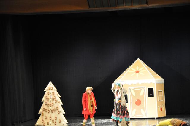 Gretel (Barbara Pöltl, l.) trifft auf die Hexe (Camillo dell‘Antonio).  | Foto: Olga Seus