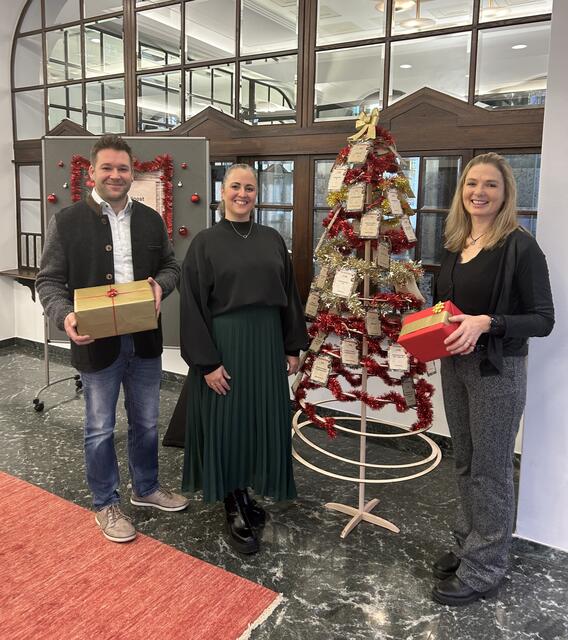 Dem Christkind hilfreich zur Seite stehen - Wunschzettel vom Baum der Christkindlpost können ab sofort abgeholt werden. Im Bild v.l. Markus Mader MSc. (Sozialsprengel Kufstein-Schwoich-Thiersee), Sonja Erlacher (Sparkasse Kufstein) und Mag. Brigitte Winkler (Evita Frauen- und Mädchenberatungsstelle) (v.l.). | Foto: Sparkasse Kufstein