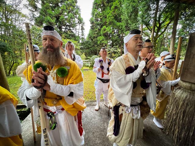 Christian Grübl mit seinem Trainer Ryusei Miyamato am buddhistischen Schrein, eine von 52 Stationen zum Gipfel des Mount Fuji. | Foto: privat