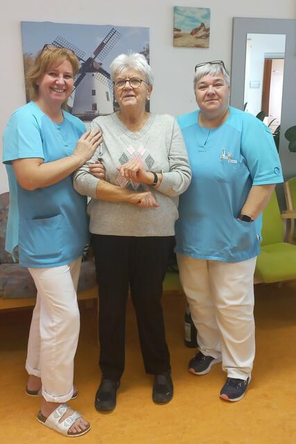 Ehrenamtskoordinatorin Susanne Schnalzenberger (l.) und Mitarbeiterin Margot Oboril (r.) gratulieren der Ehrenamtlichen Maria Leitgeb zur erhaltenen Auszeichnung in Kittsee. | Foto: SeneCura